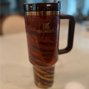 Stanley 40 oz. TYLA TYGER Quencher Tumbler -Brown/Gold Travel Mug.  NEW IN BOX..